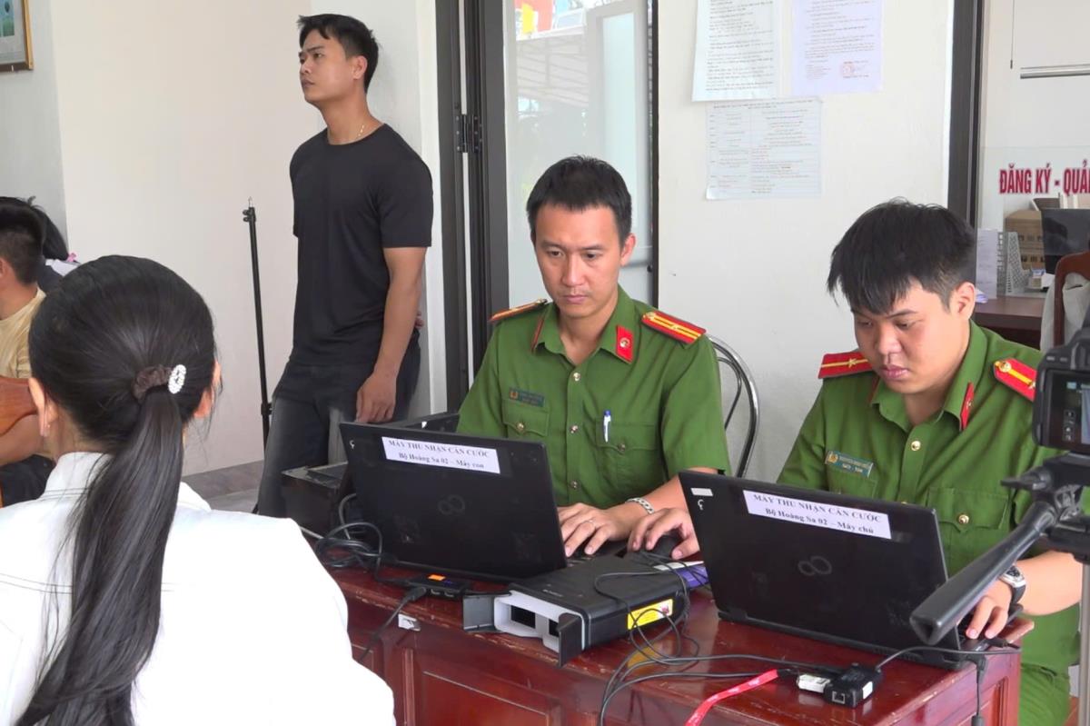 Công an xã Thăng Điền làm thủ tục cấp căn cước cho công dân.