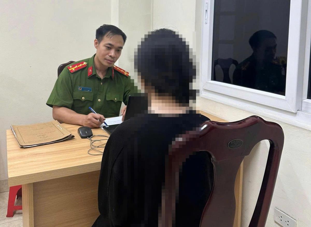 Nữ sinh bị "bắt cóc online" trình báo cơ quan công an.