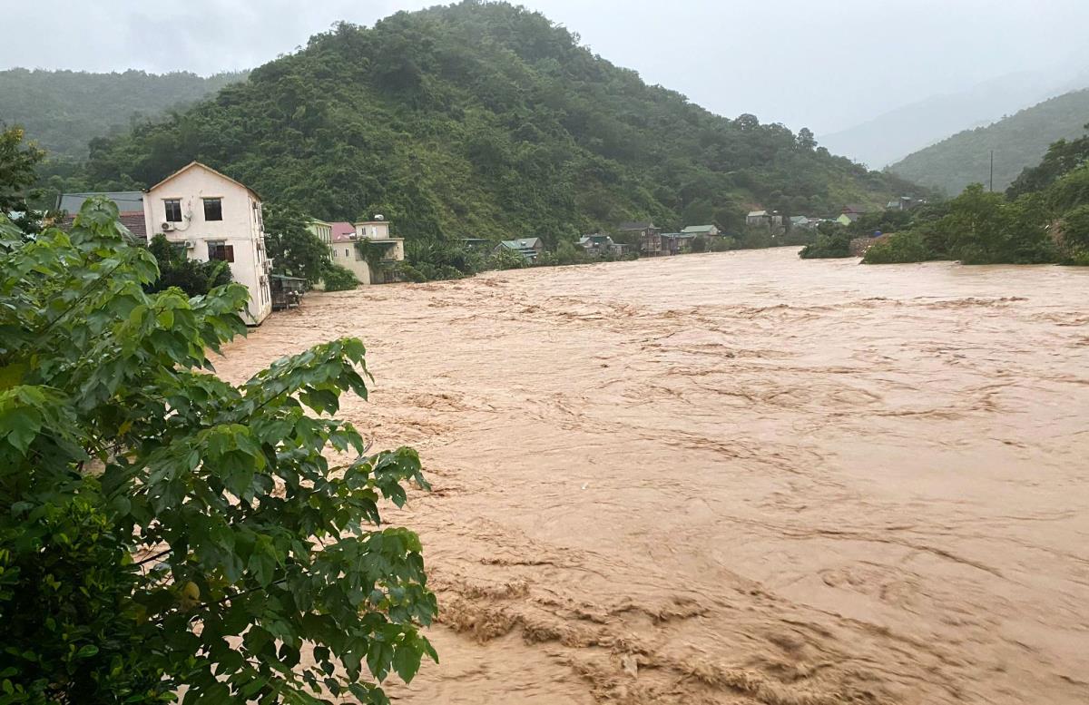 Công an xã Hữu Kiệm hỗ trợ sản phụ đến Trung tâm y tế Kỳ Sơn để sinh con.