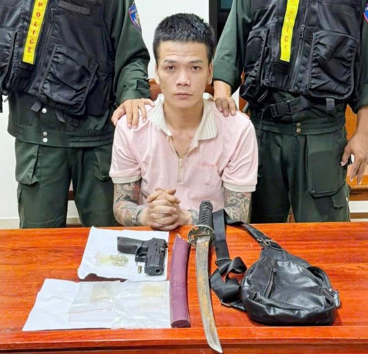 Đối tượng Khánh bị tạm giữ cùng số vũ khí và ma túy.