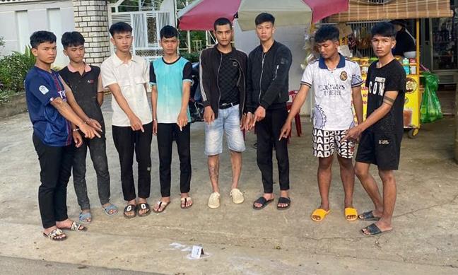 Nhóm đối tượng tại hiện trường vụ việc và số hung khí gây án.