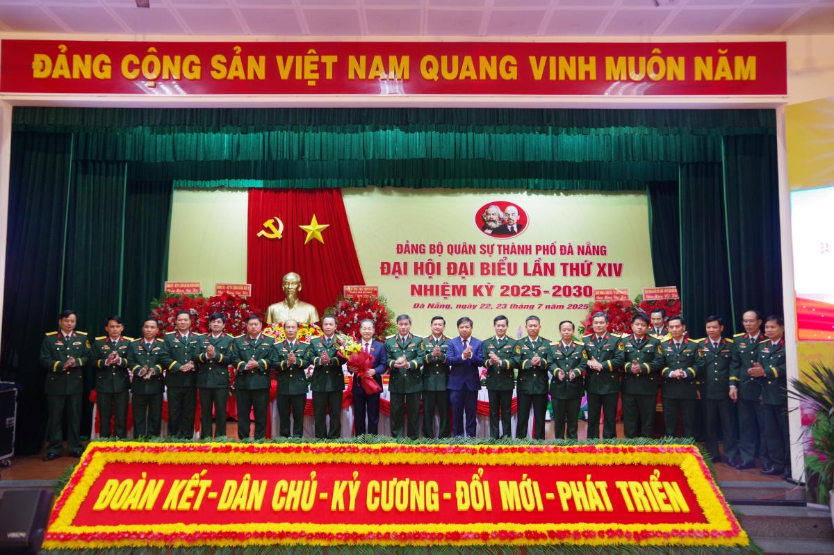 Chủ tịch UBND TP Đà Nẵng Lương Nguyễn Minh Triết (bên phải ảnh) tặng hoa chúc mừng Đại hội.