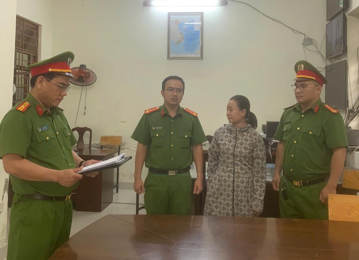 Công an TP Đà Nẵng thực hiện lệnh bắt đối với Bùi Thị Thanh Thúy.