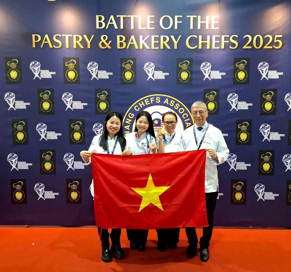 Trưởng ban giám khảo Kenny Kong (Singapore) chúc mừng các thí sinh của đoàn Việt Nam.