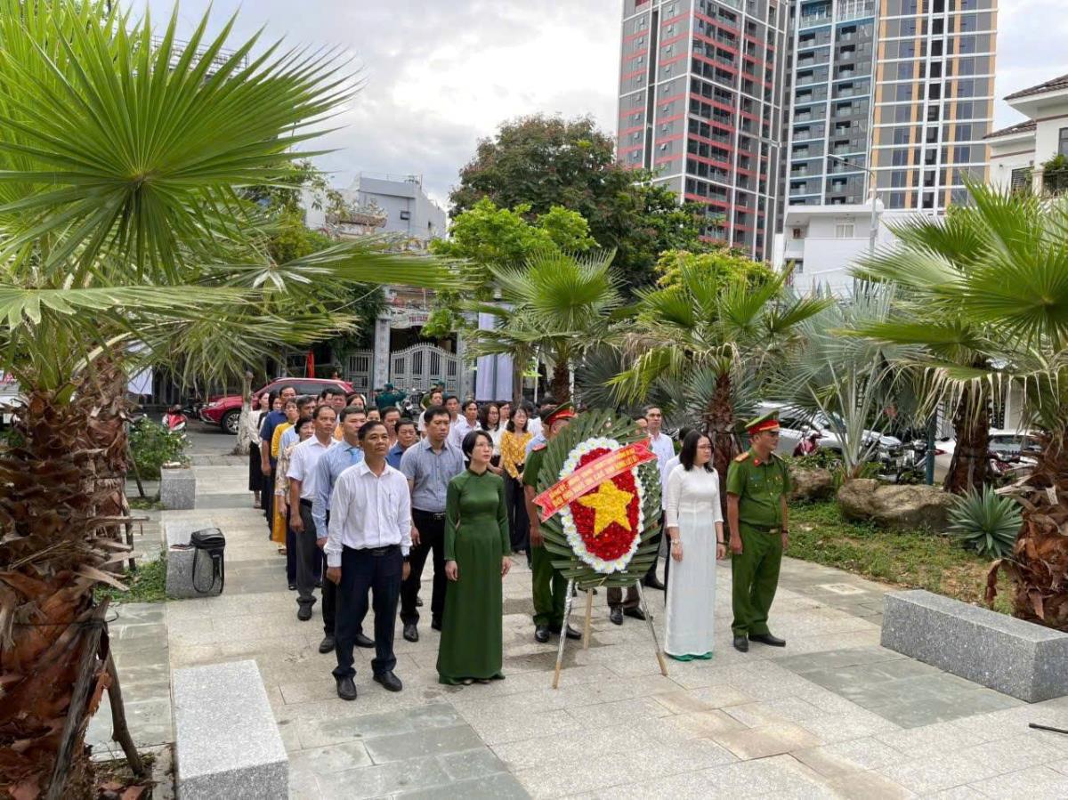 Đoàn đến dâng hương tại đài tưởng niệm