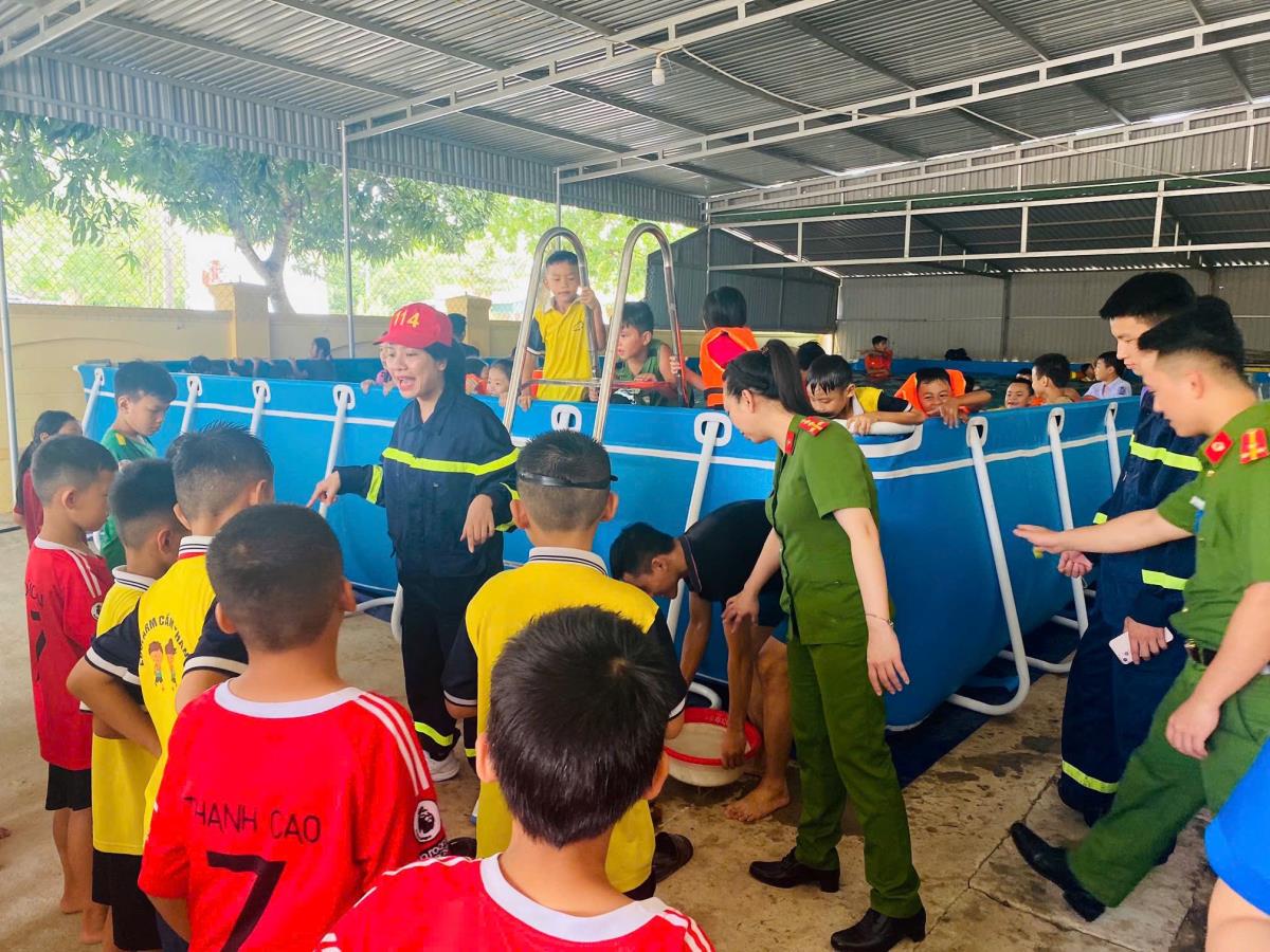 Tuổi trẻ Công an Hà Tĩnh hướng dẫn kỷ năng phòng chống tai nạn đuối nước cho các em học sinh.