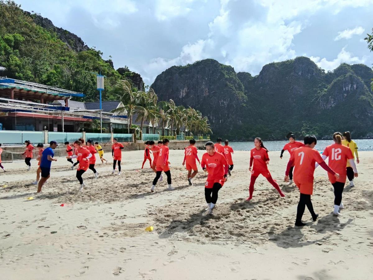 Đội tuyển nữ Việt Nam đang tập huấn ở Quảng Ninh.