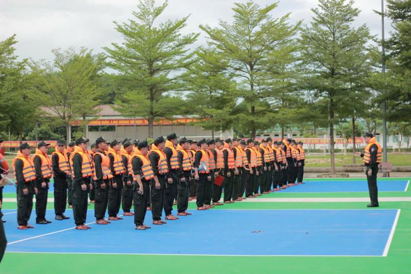 Công an xã Ia Tơi (tỉnh Quảng Ngãi) giúp dân trong đêm.