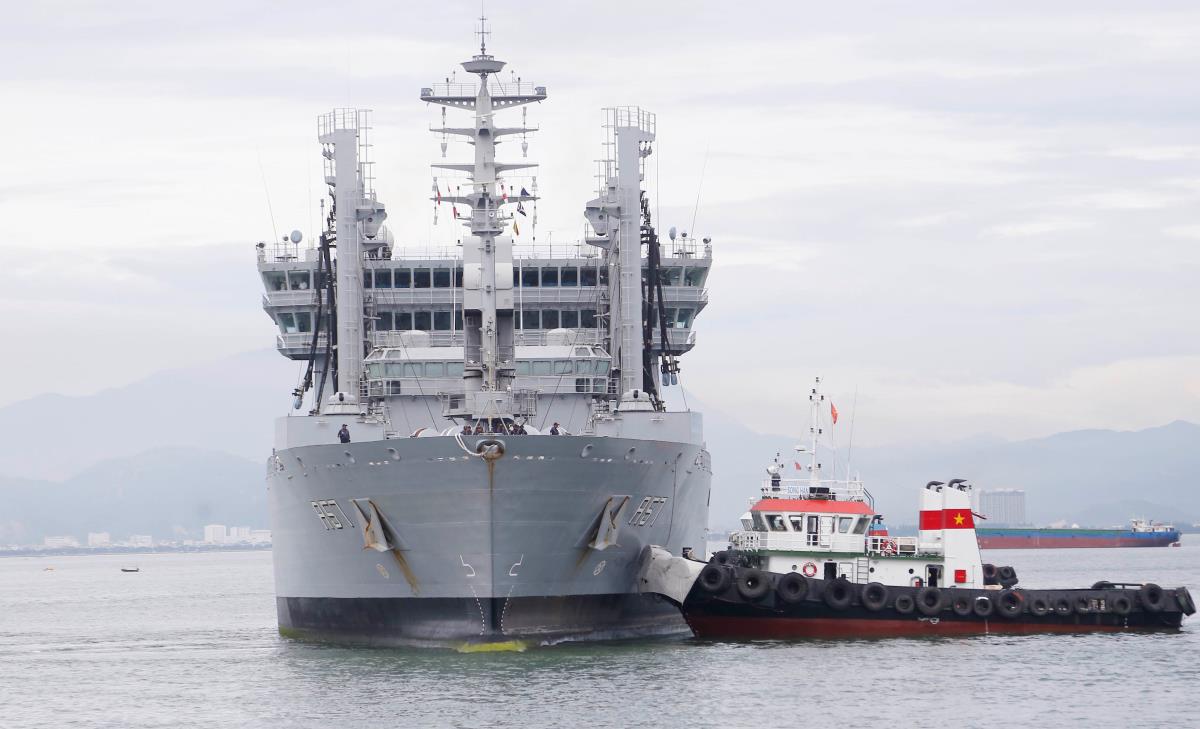 Đại diện Quân chủng Hải quân tặng hoa chào mừng trưởng đoàn tàu Hải quân Ấn Độ