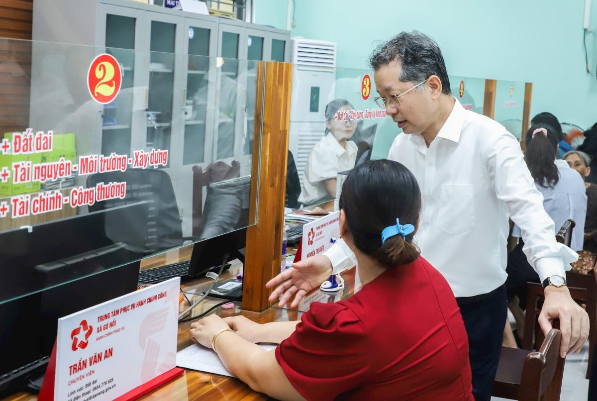 Bí thư Thành ủy Đà Nẵng Nguyễn Văn Quảng hỏi thăm, động viên công chức làm nhiệm vụ.