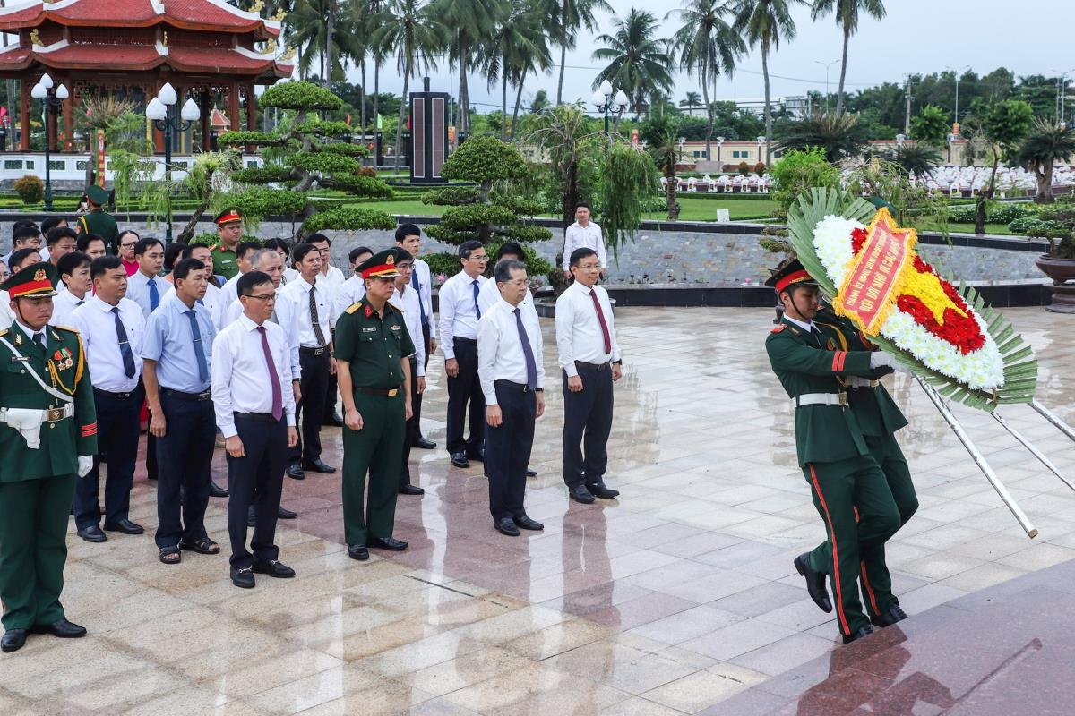 Thiếu tướng Nguyễn Hữu Hợp, Giám đốc Công an thành phố Đà Nẵng dâng hương tưởng niệm các anh hùng liệt sĩ. Ảnh: THANH HỒNG