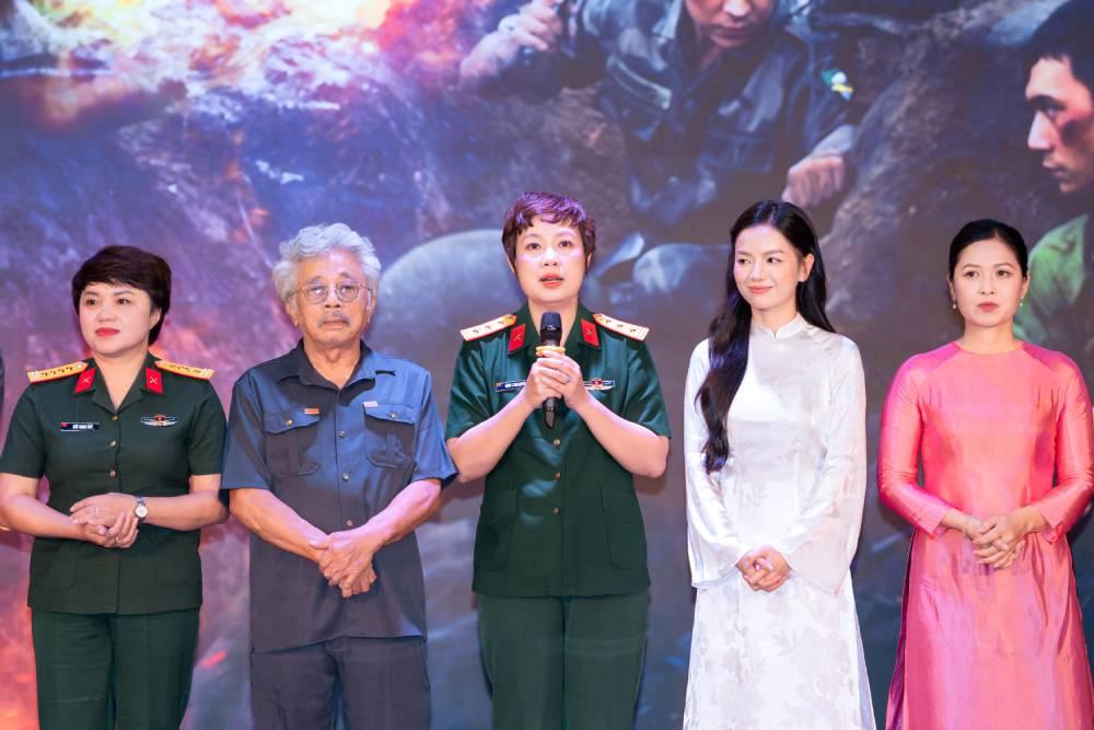 NSƯT Trần Lực, đạo diễn Thái Huyền cùng dàn diễn viên trong phim