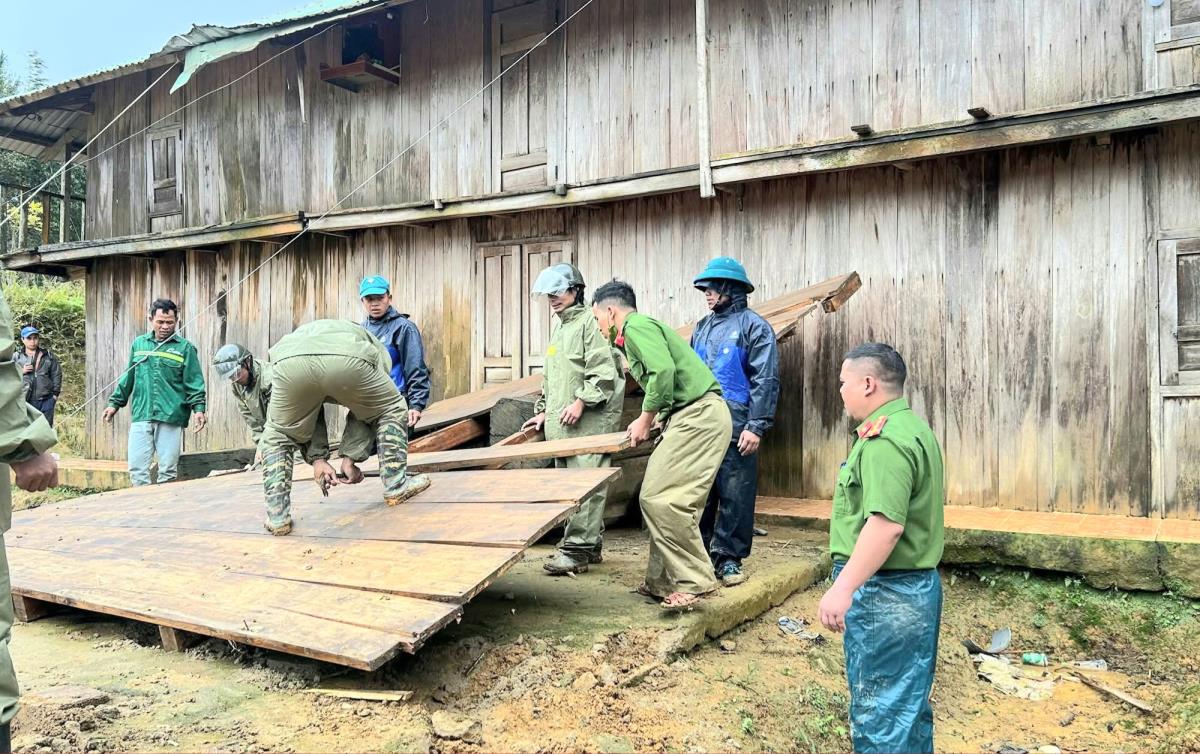 Ban chỉ huy Công an xã trao nhu yếu phẩm hỗ trợ các hộ dân bị ảnh hưởng cơn bão số 3