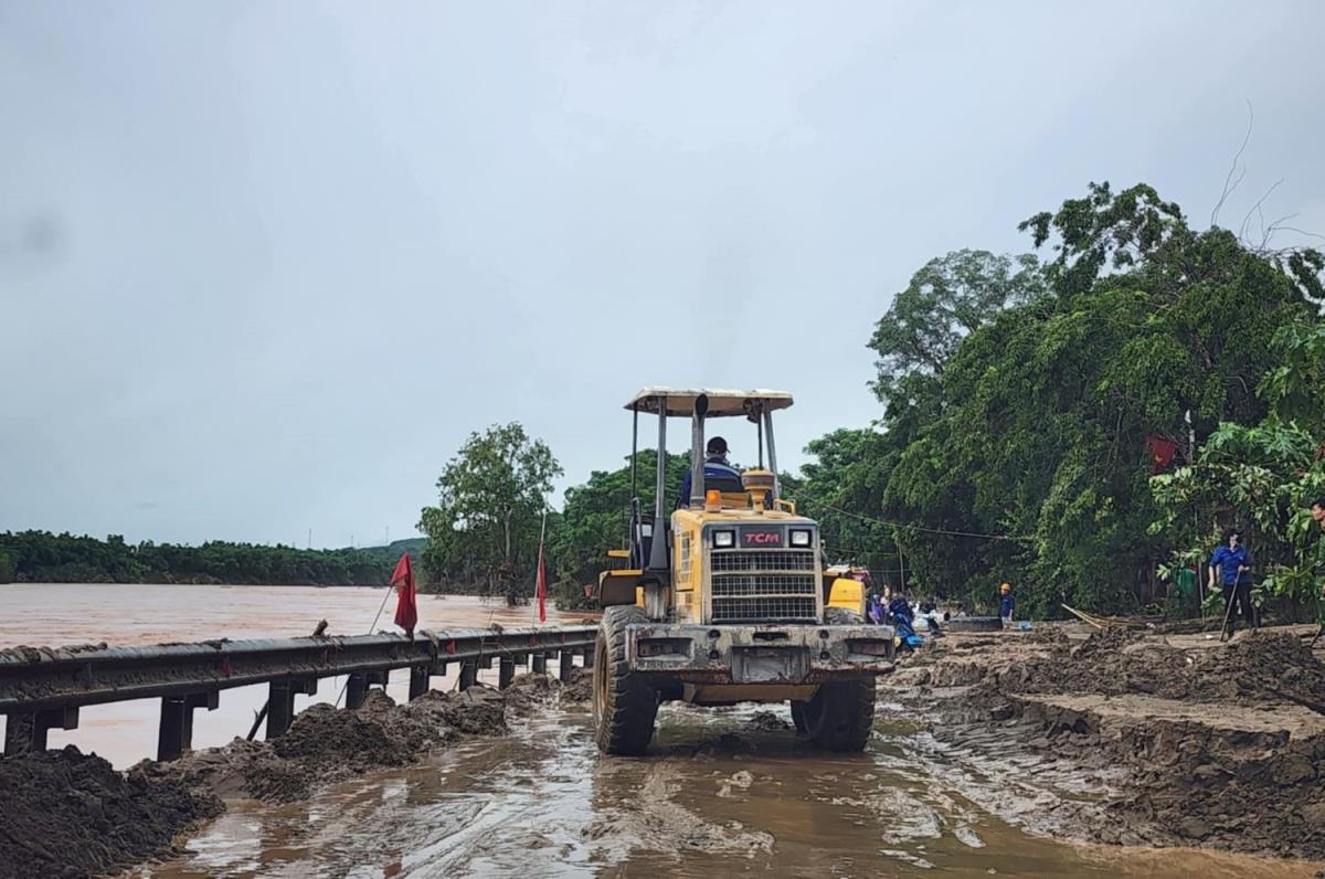 Lực lượng chức năng đang huy động máy móc nỗ lực thông đường QL7.