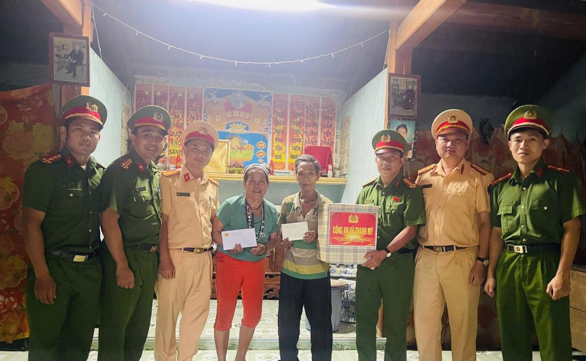 Công an tỉnh Quảng Ngãi bàn giao căn nhà cho ông Phạm Phú Giới, nguyên cán bộ Công an thị xã Quảng Ngãi.