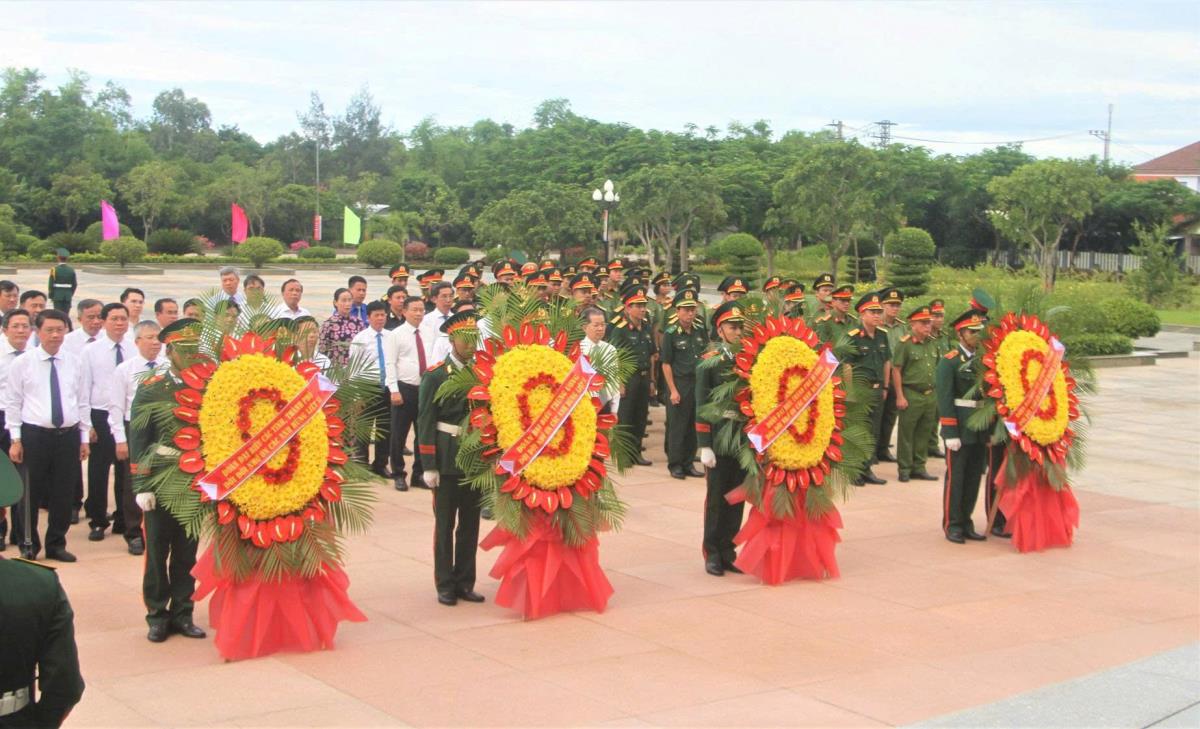 Đại tá Nguyễn Văn Tăng - Phó Giám đốc Công an TP Đà Nẵng dâng hương tưởng nhớ các Anh hùng, Liệt sĩ.