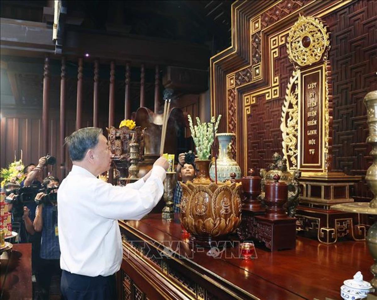 Tổng Bí thư Tô Lâm dâng hương tưởng niệm tại Đền thờ liệt sĩ ở Chiến trường Điện Biên Phủ.