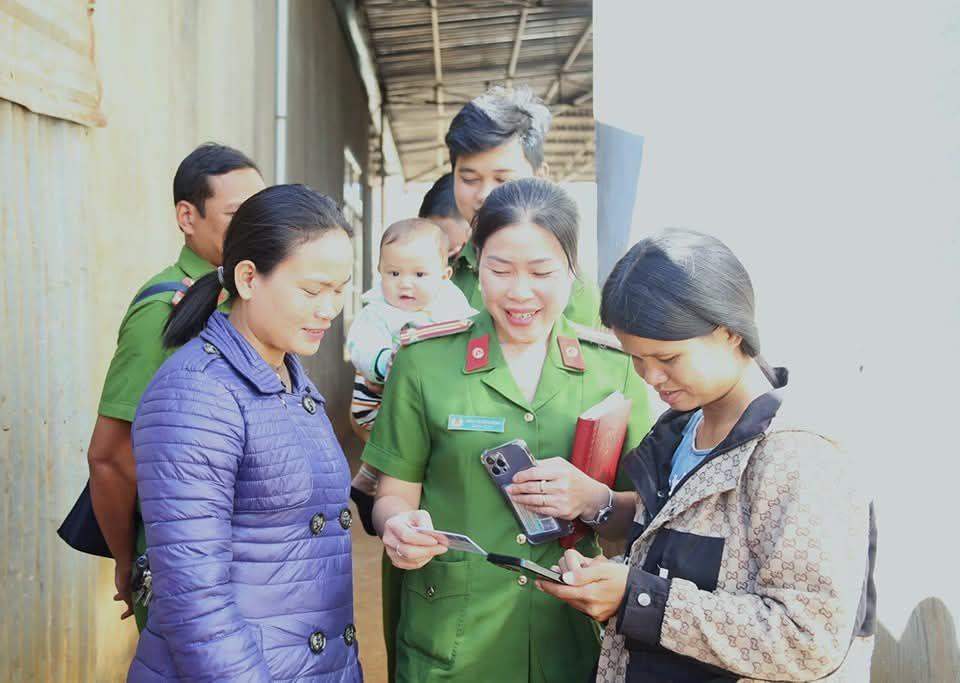 Công an xã Chư Păh hỗ trợ công dân các thủ tục hành chính.