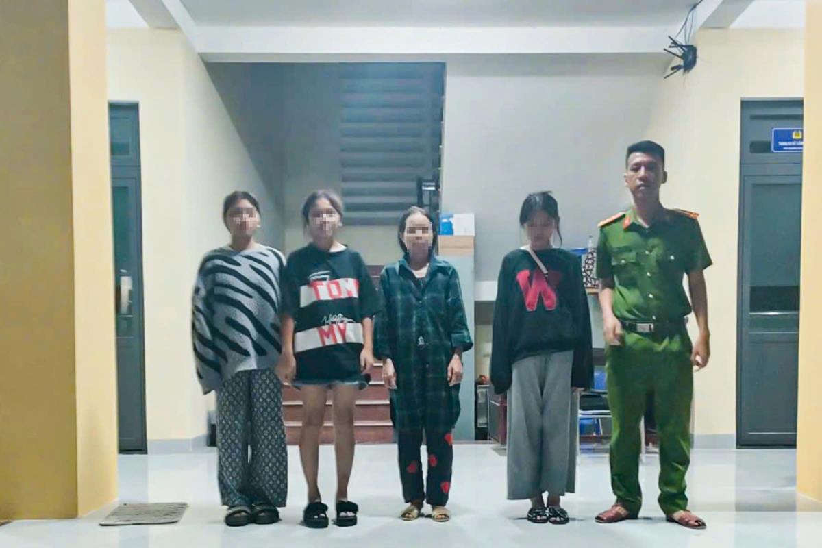 Công an xã Thiện Tín đưa 3 bé gái về an toàn.