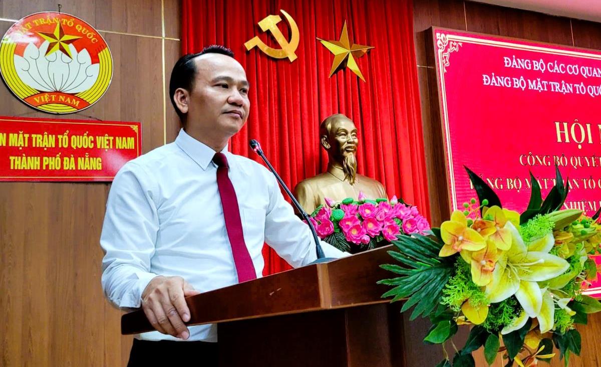 Phó bí thư thường trực Thành ủy tặng hoa chúc mừng chúc mừng Ban chấp hành Đảng bộ Ủy ban Mặt trận Tổ quốc Việt Nam thành phố Đà Nẵng nhiệm kỳ 2025-2030