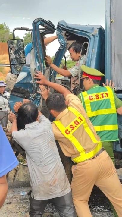 Lực lượng Công an và người dân nỗ lực giải cứu tài xế Thế.