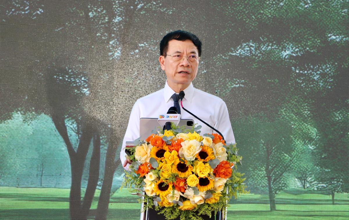 Đoàn công tác Bộ KHCN và lãnh đạo thành phố đến thăm lớp đào tạo thiết kế vi mạch VLSI – Physical Design do Trung tâm DSAC phối hợp với Công ty Synopsys Việt Nam, Tập đoàn Sovico và tổ chức chuyên gia TreSemi (Hoa Kỳ) tổ chức tại tầng 4, tòa nhà ICT1, Công viên phần mềm Đà Nẵng số 2