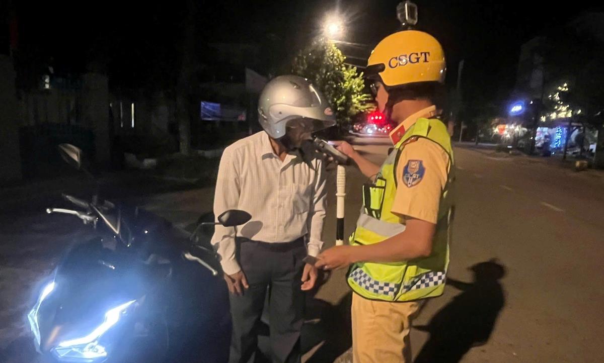 CSGT tăng cường kiểm tra, xử lý vi phạm về nồng độ cồn trong Đợt cao điểm.