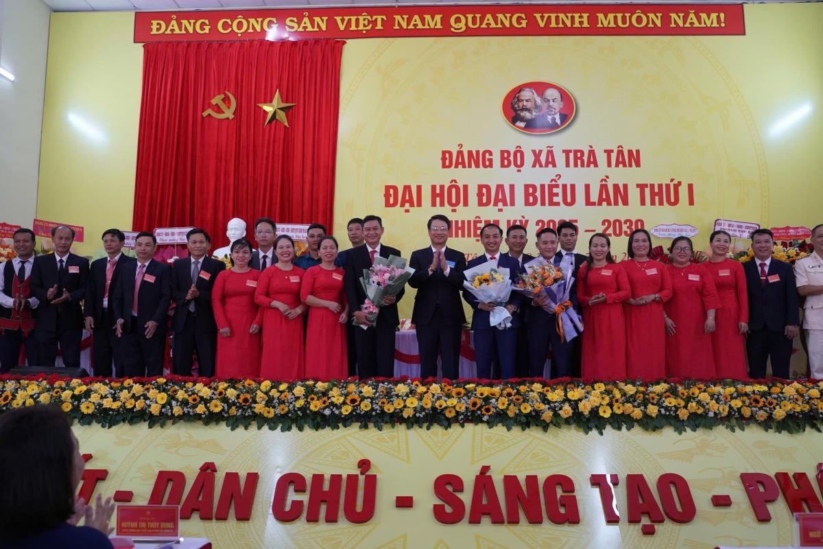 Phó Bí thư Thành ủy Đà Nẵng Ngô Xuân Thắng tặng hoa chúc mừng Ban Chấp hành Đảng bộ xã Trà Tân.