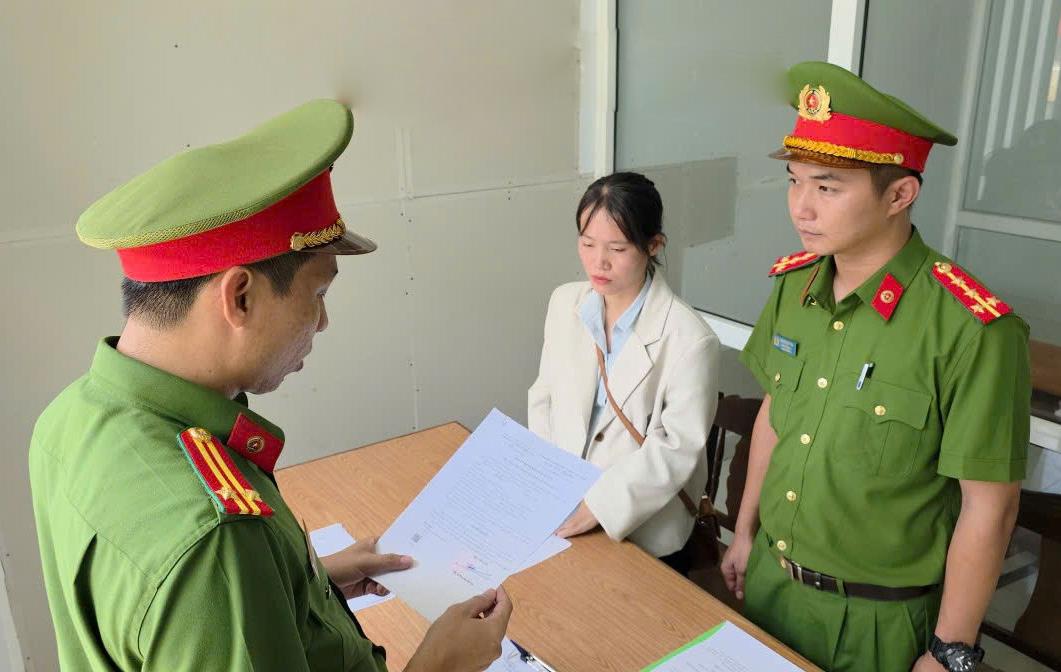 Công an TP Đà Nẵng tống đạt các Quyết định khởi tố và bắt tạm giam đối với Bùi Thị Vĩ.