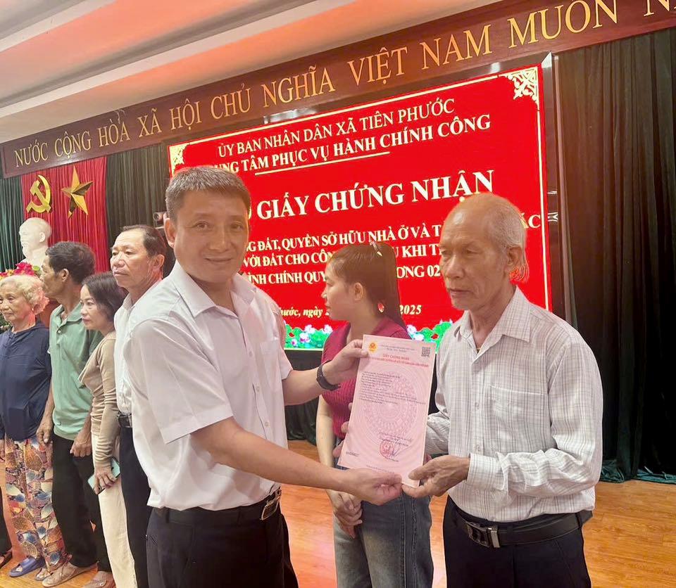 Người dân xã Tiên Phước vui mừng nhận Giấy chứng nhận quyền sử dụng đất.