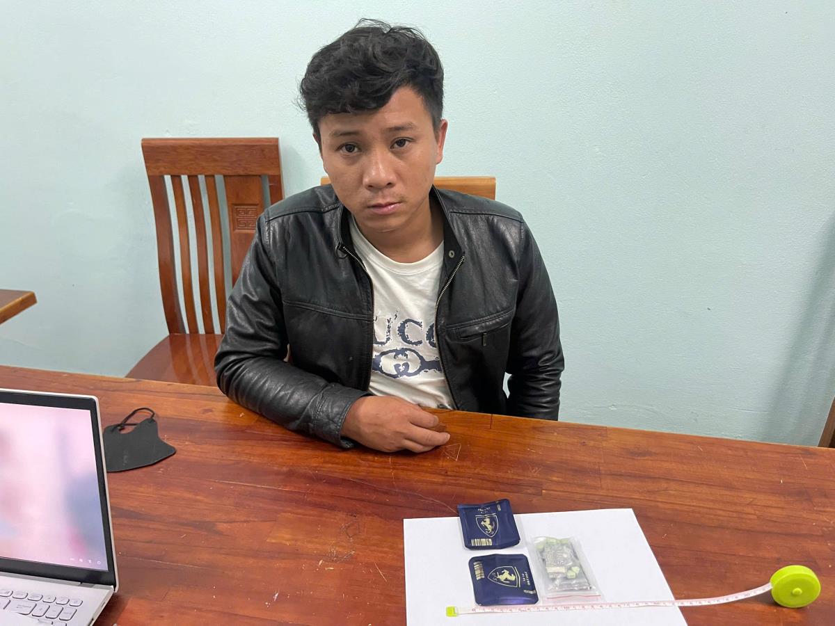 Nguyễn Đình Lâm cùng tang vật.