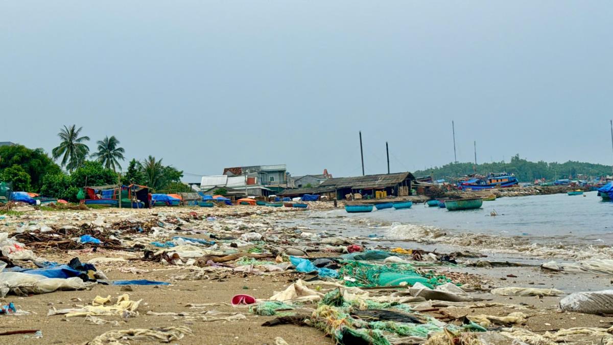 Bờ biển ở thôn An Vĩnh tràn ngập các loại rác thải.