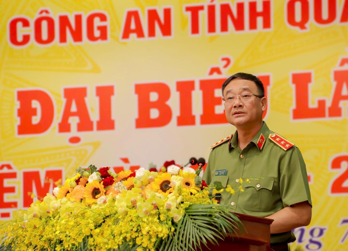 Thứ trưởng Bộ Công an Phạm Thế Tùng và Phó Bí thư Thường trực Tỉnh ủy Quảng Ngãi U Huấn tặng hoa chúc mừng Ban Chấp hành Đảng bộ Công an tỉnh Quảng Ngãi, nhiệm kỳ 2025-2030.