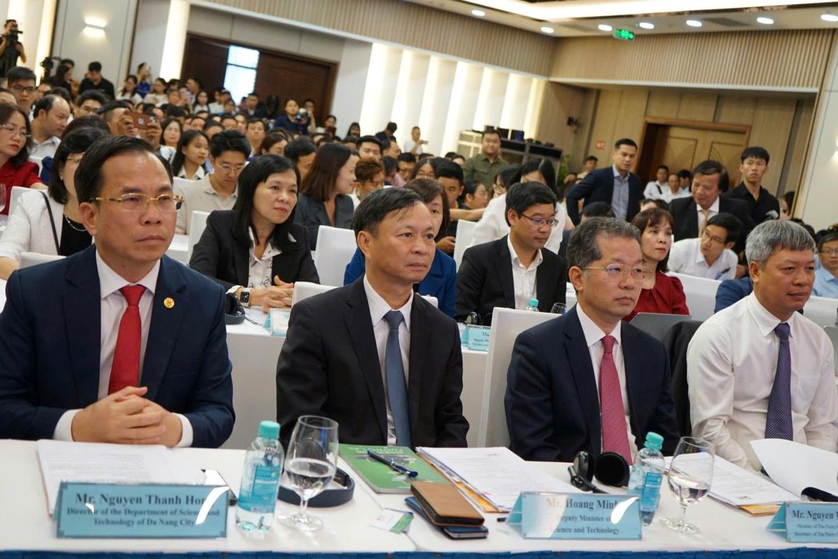 Thứ trưởng Bộ Khoa học và Công nghệ Hoàng Minh tham quan các gian hàng triển lãm tại Ngày hội