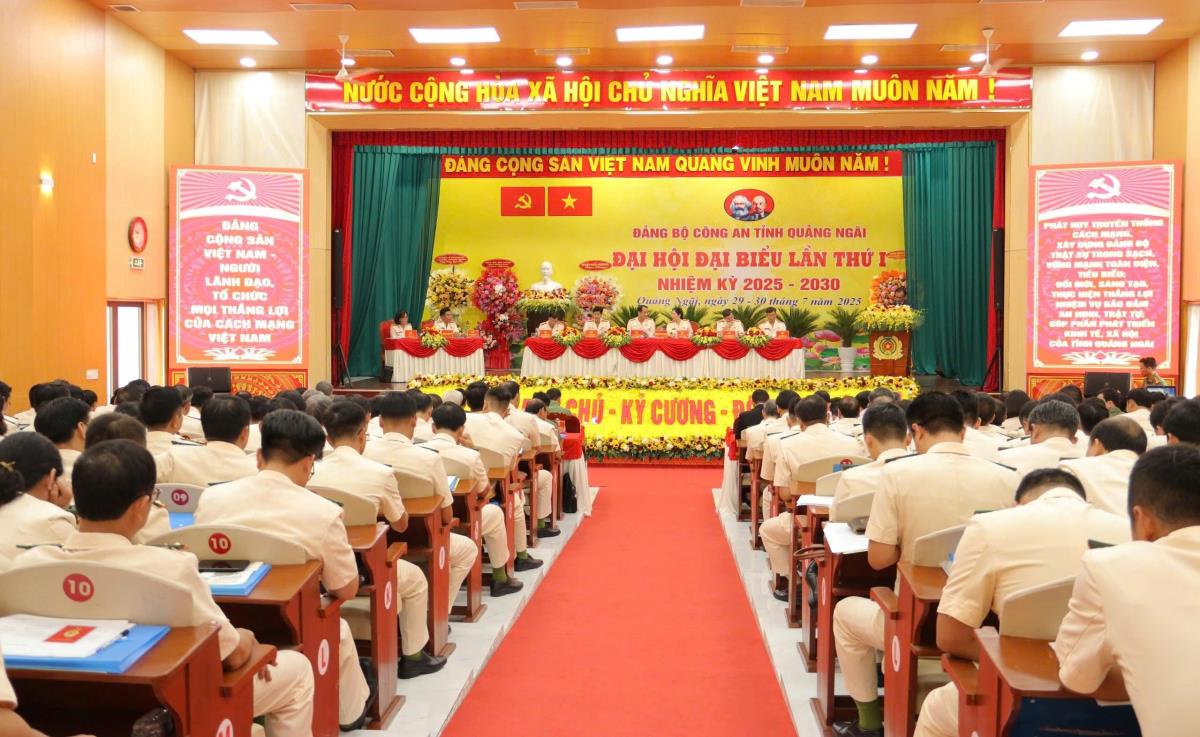 Các đại biểu chụp ảnh lưu niệm.