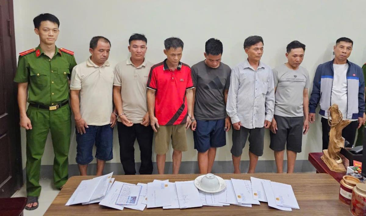 Nhóm đối tượng đánh bạc bị bắt giữ.