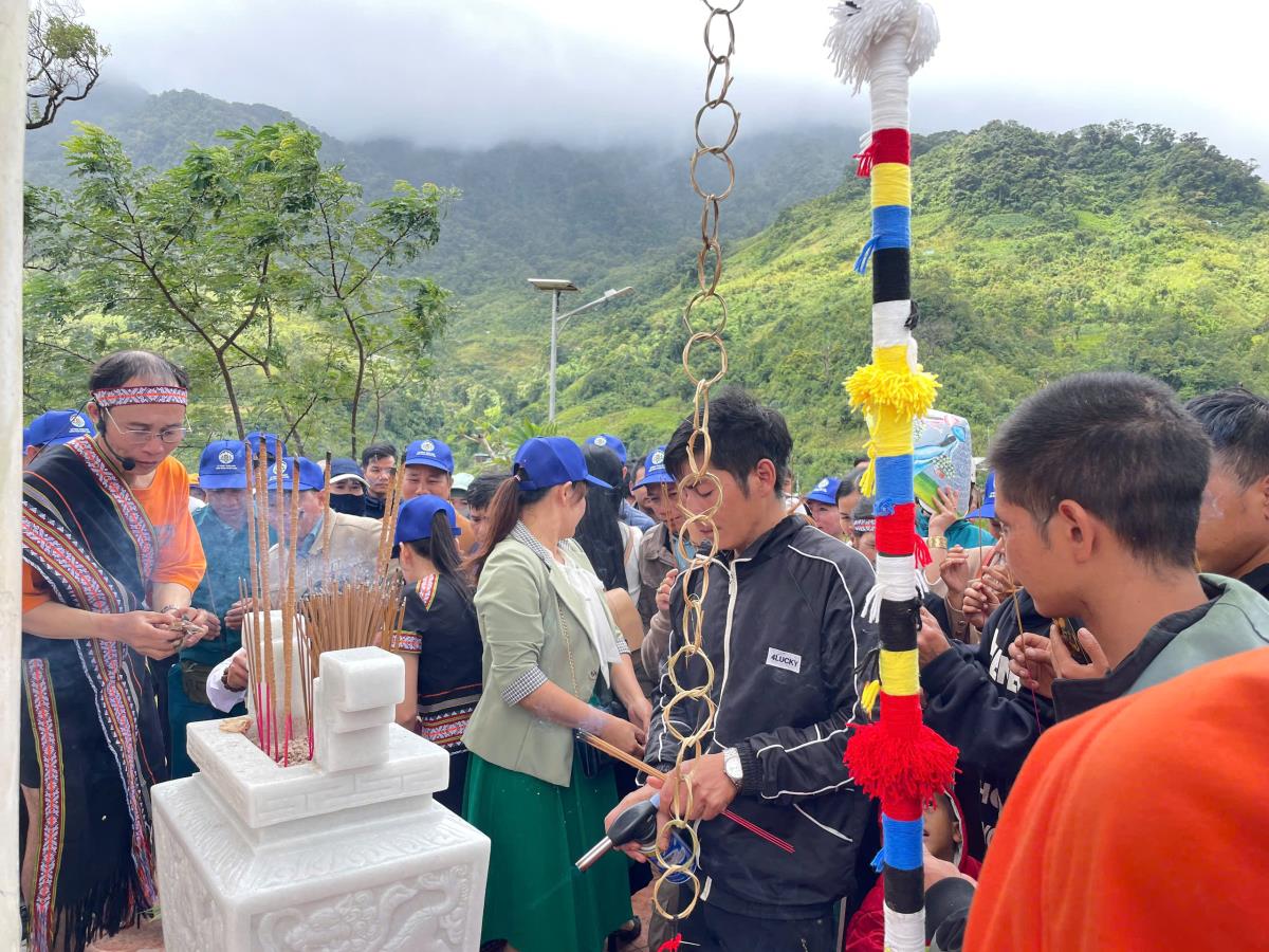 Lãnh đạo xã Trà Linh tặng hoa cảm ơn nhà tài trợ sâm giống.