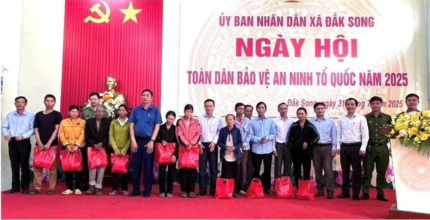 Các đồng chí lãnh đạo tặng quà cho các hộ gia đình chính sách, gia đình có hoàn cảnh khó khăn