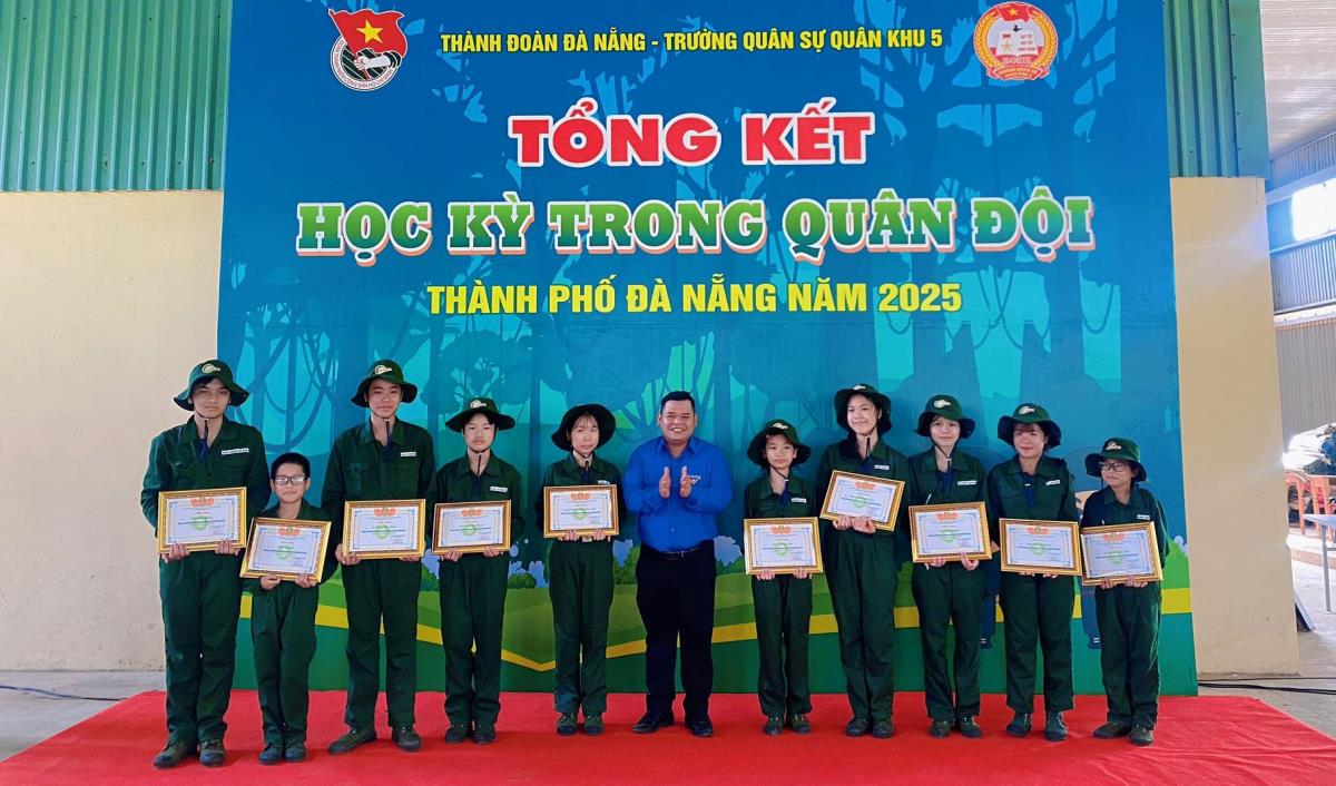 Ban tổ chức trao Giấy khen cho các “chiến sĩ nhí”.