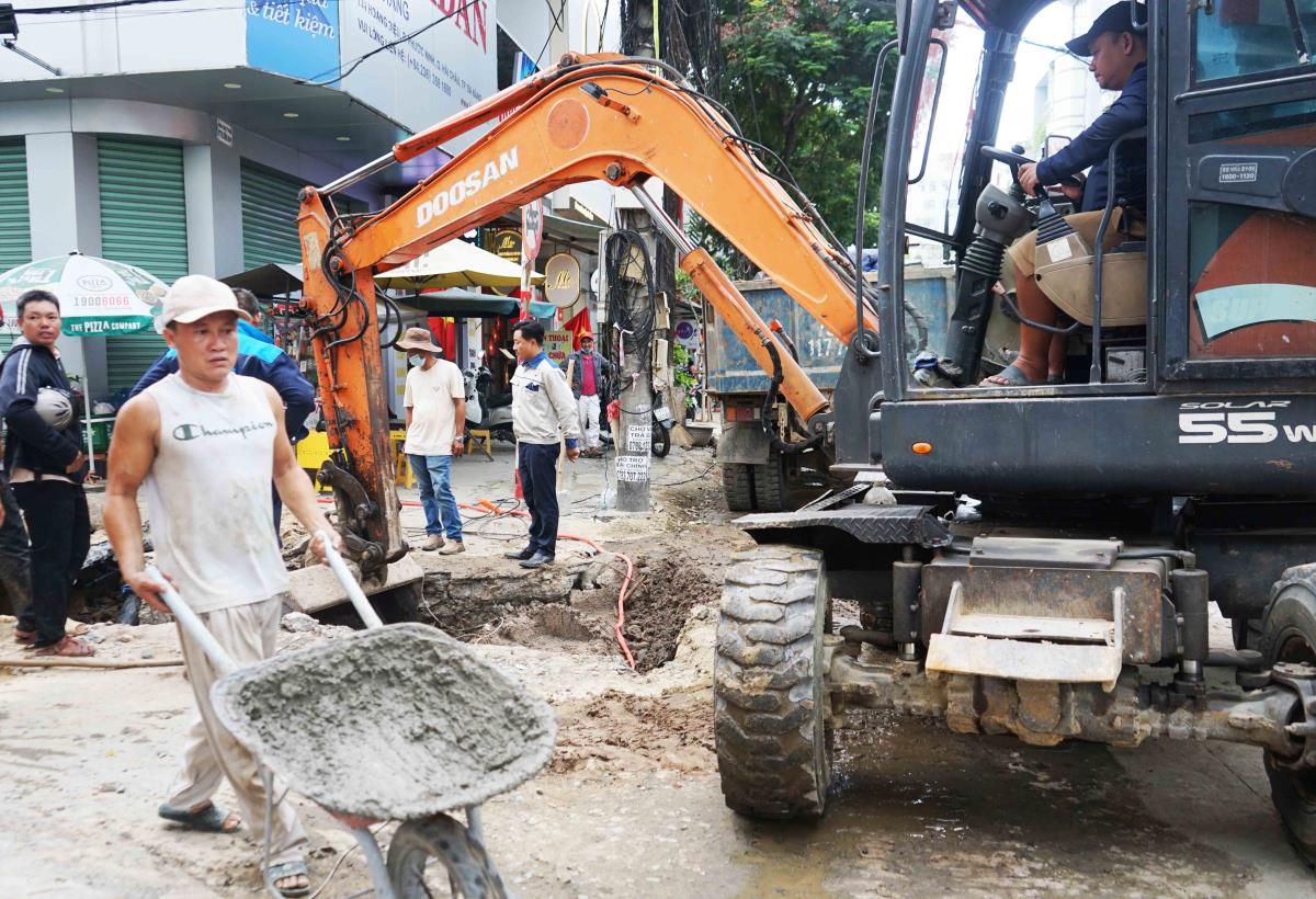 Các công nhân cùng nhiều phương tiện, khẩn trương thi công công trình đường Hoàng Diệu.