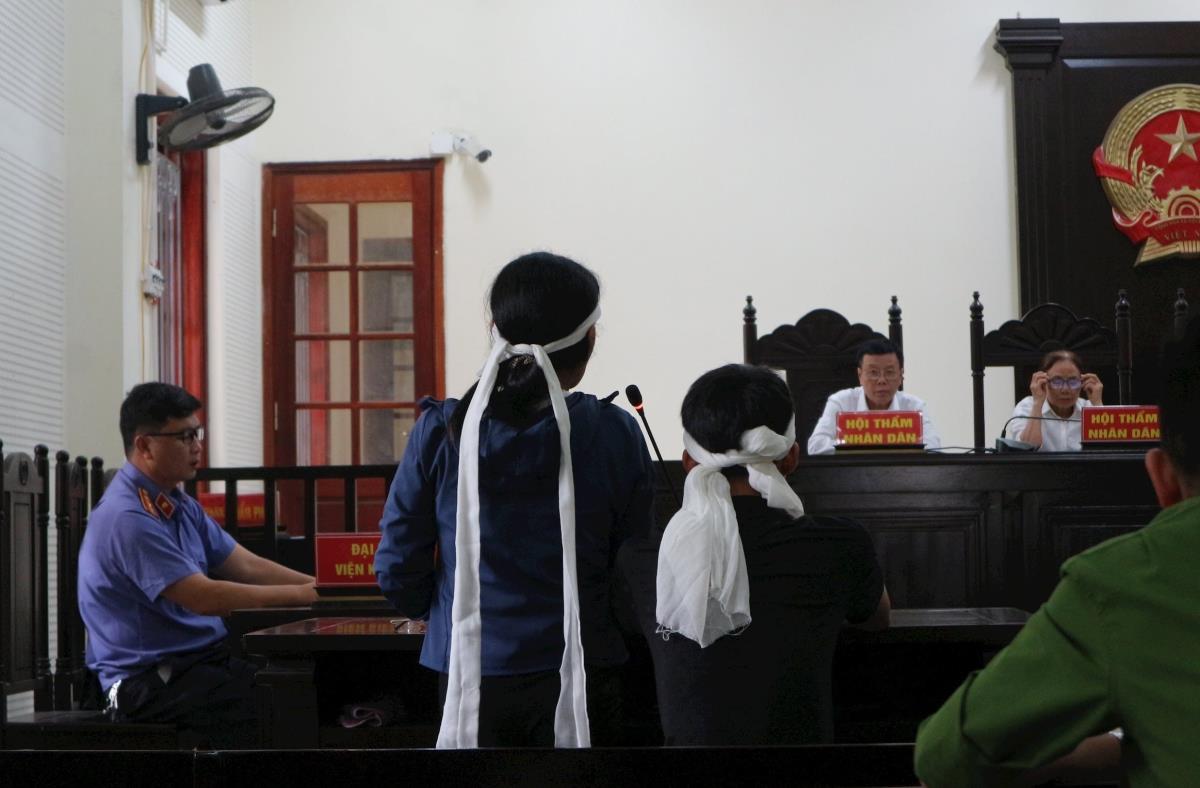 Bị cáo Nguyễn Văn Sỹ thể hiện nỗi ân hận muộn màng.