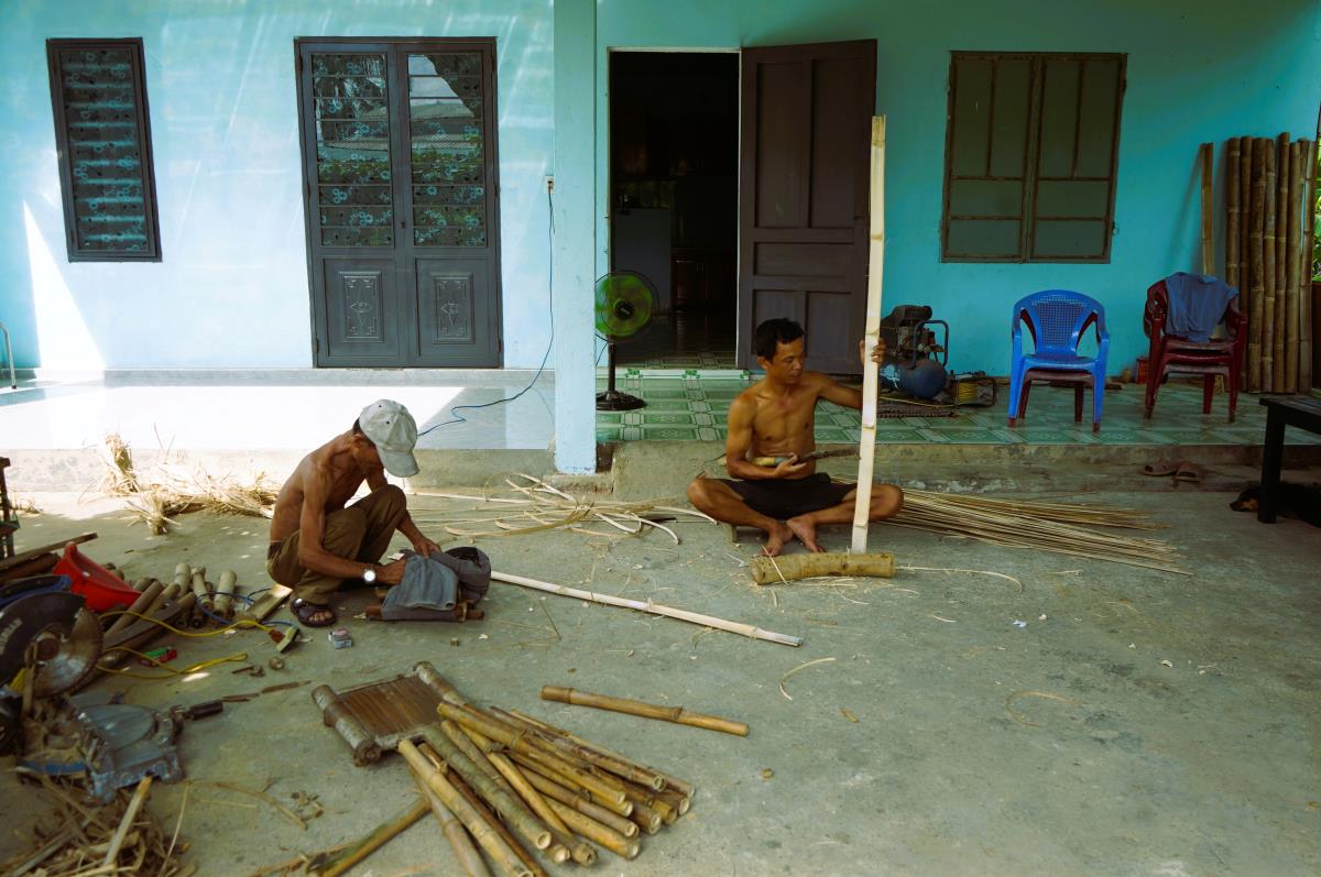 Dẫu hiệu quả kinh tế không cao nhưng những người thợ 2 phường Hòa Xuân, Điện Bàn Bắc vẫn miệt mài gắn bó với nghề.