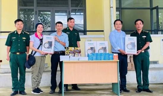 Trao tặng các phần quà cho lãnh đạo nhà trường.