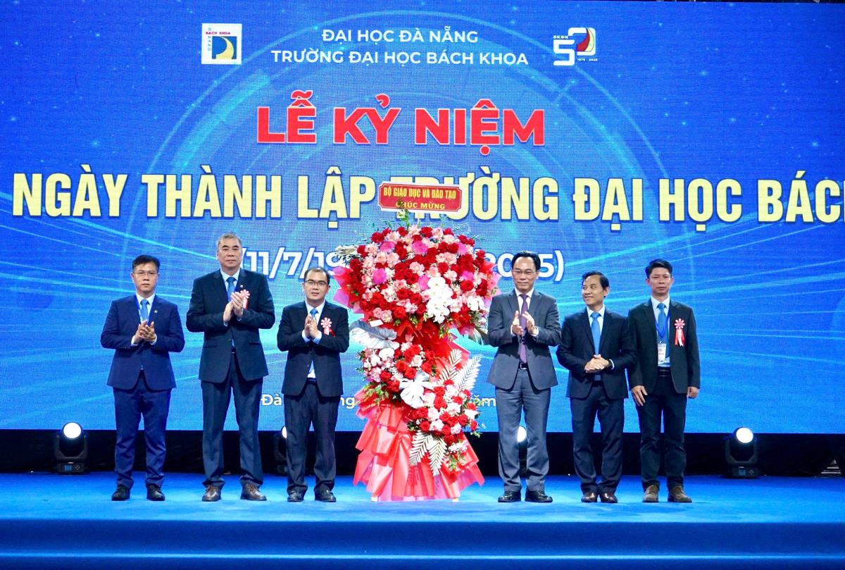 Chủ tịch UBND TP Đà Nẵng Lương Nguyễn Minh Triết tặng hoa chúc mừng kỷ niệm 50 năm thành lập Trường ĐHBK.