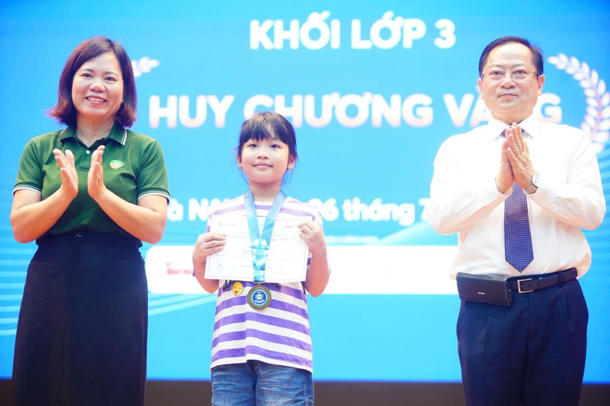 Ban Tổ chức trao giải cho thí sinh đoạt giải.