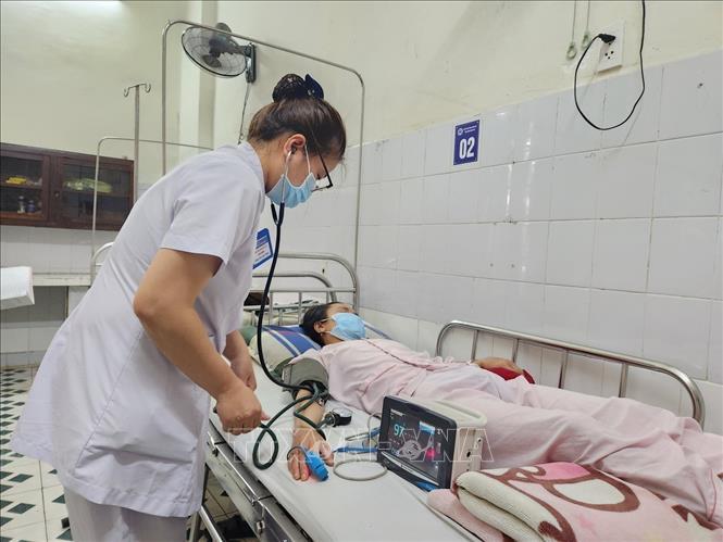 Kiểm tra, theo dõi sức khỏe bệnh nhân mắc liên cầu lợn.