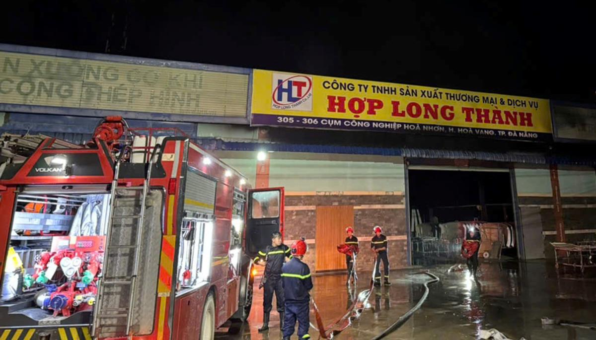 Lần đầu tiên Công an TP Đà Nẵng điều robot tham gia chữa cháy.