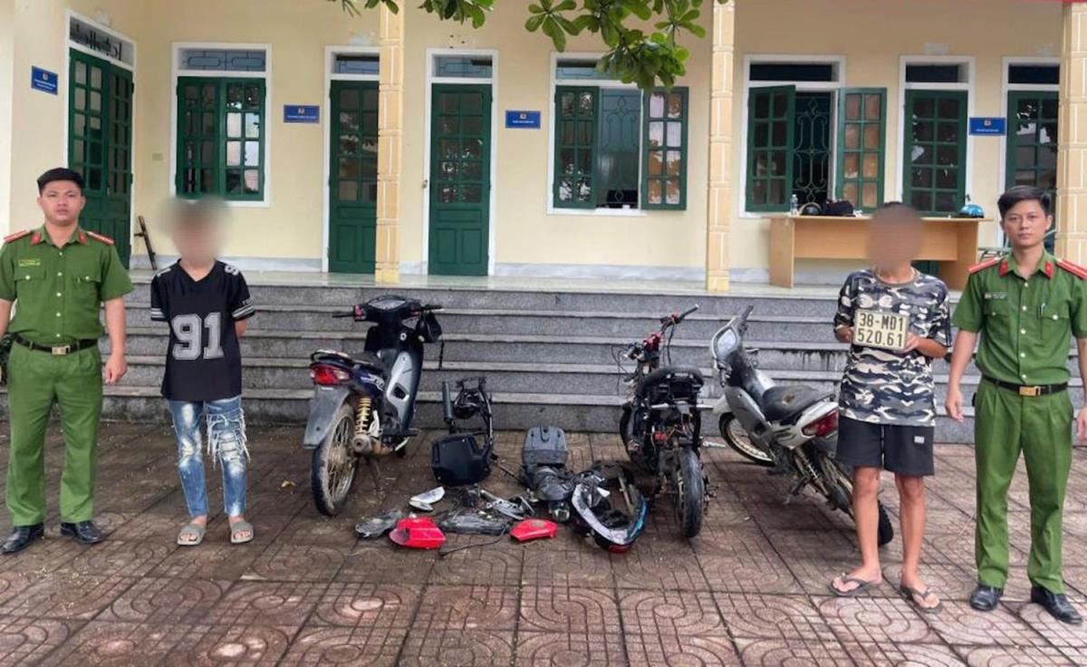 Hai đối tường Đ. và L. cùng tang vật vụ án.