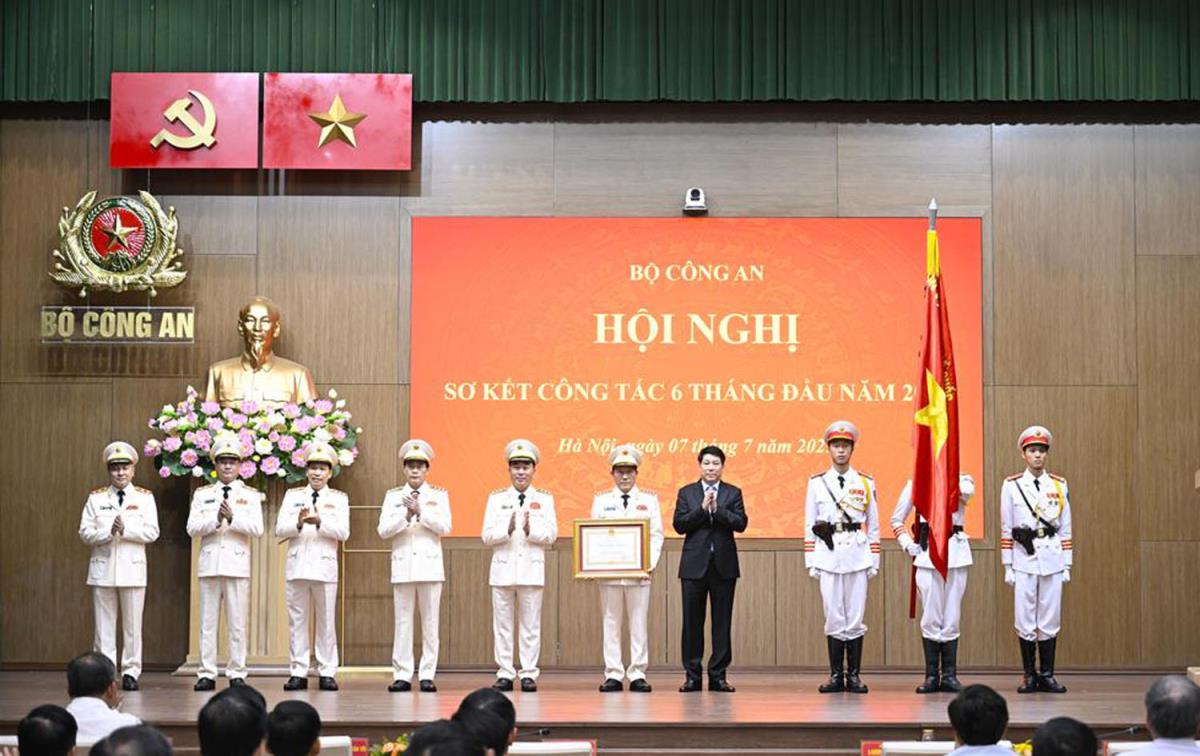 Chủ tịch nước Lương Cường cùng các đại biểu dự Hội nghị.