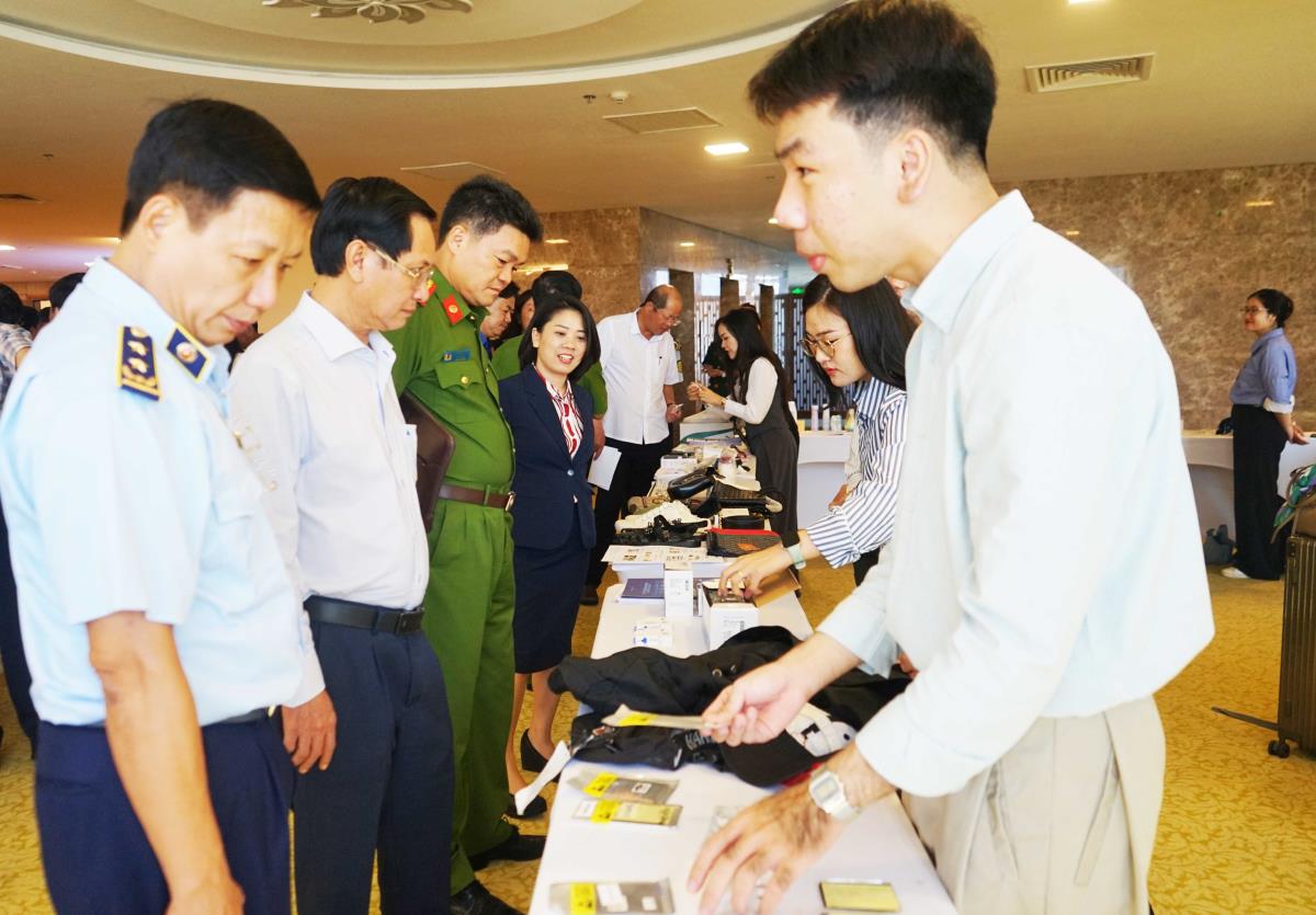 Các lực lượng chức năng TP Đà Nẵng phối hợp kiểm tra 1 cơ sở kinh doanh trên địa bàn TP Đà Nẵng.